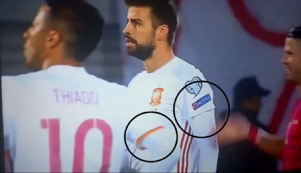 Piqué con las mangas de la polémica