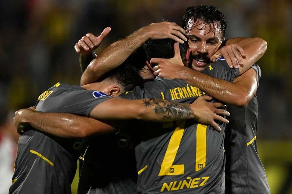 Peñarol celebró la goleada ante River en Maldonado