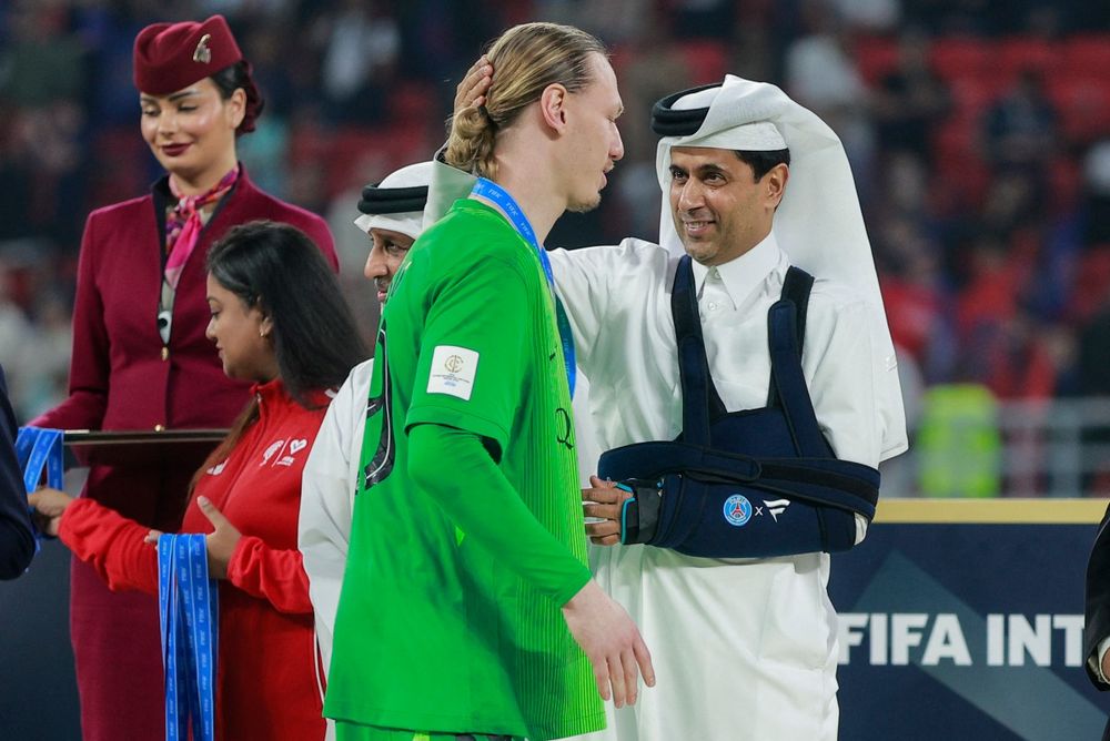 Matvey Safonov y el patrón de PSG Nasser al-Khelaifi