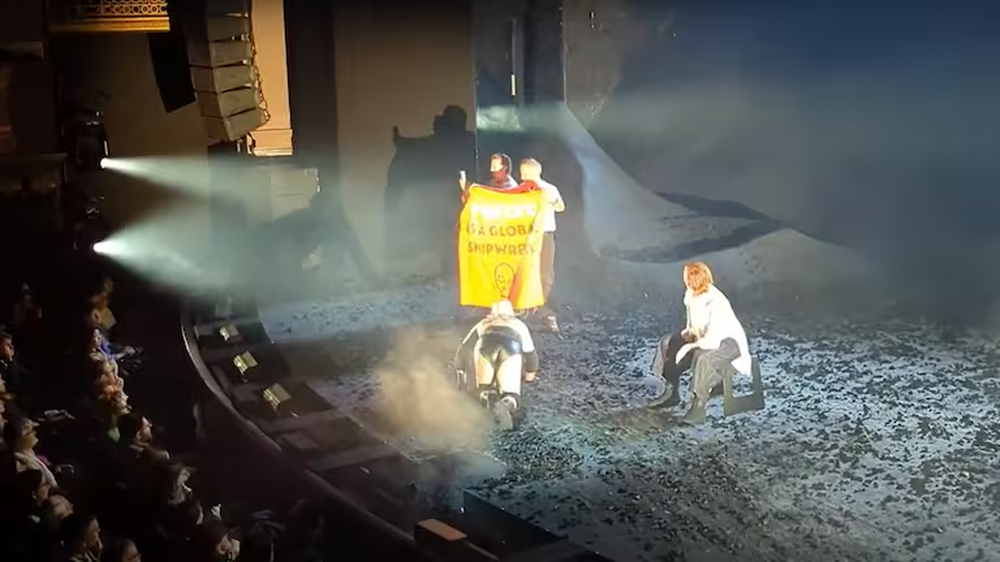 El momento en que los activistas ingresan al escenario.