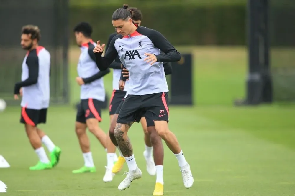 Darwin Núñez en la practica antes de visitar a Nápoli