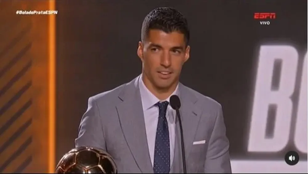 Suárez con su Bola de Ouro