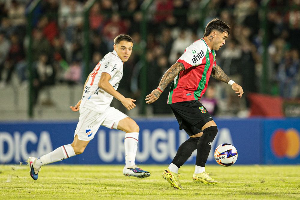 Federico Bais contra Maximiliano Noble en el partido entre Deportivo Maldonado y Nacional