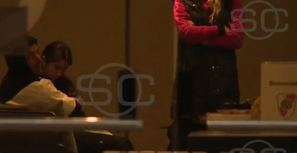 Luis Suárez junto a su familia en el hotel en el que se hospeda River, rival de Inter por la Copa Libertadores de América