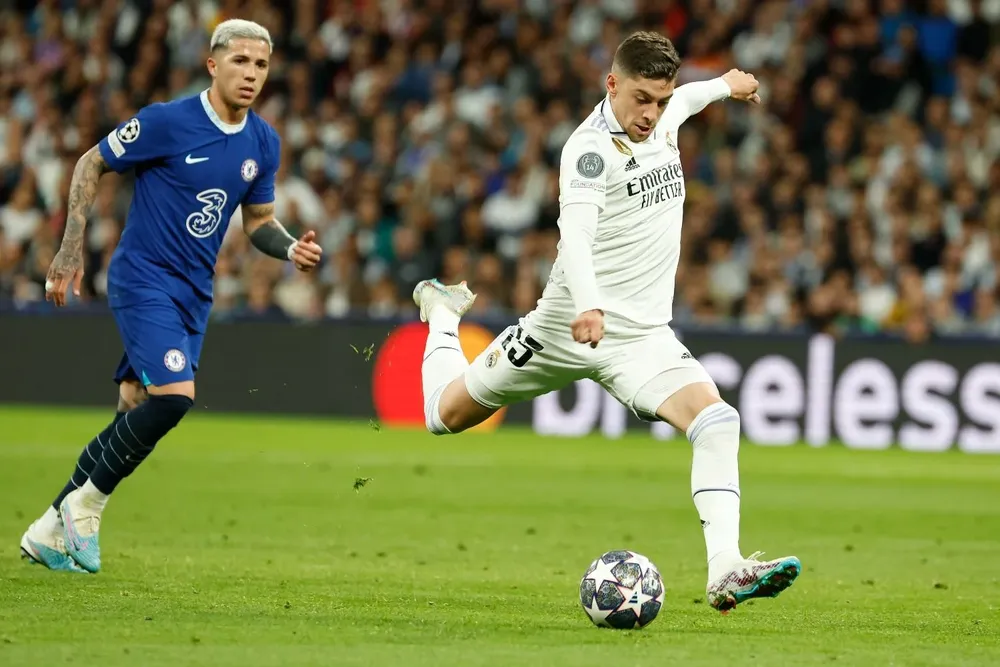 Valverde remate, Enzo Fernández lo mira