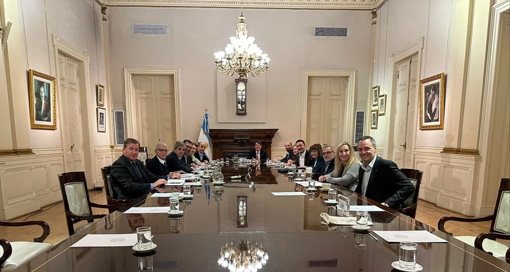 El jefe de Gabinete encabezó la reunión con los ministros sin la presencia del presidente, Javier Milei