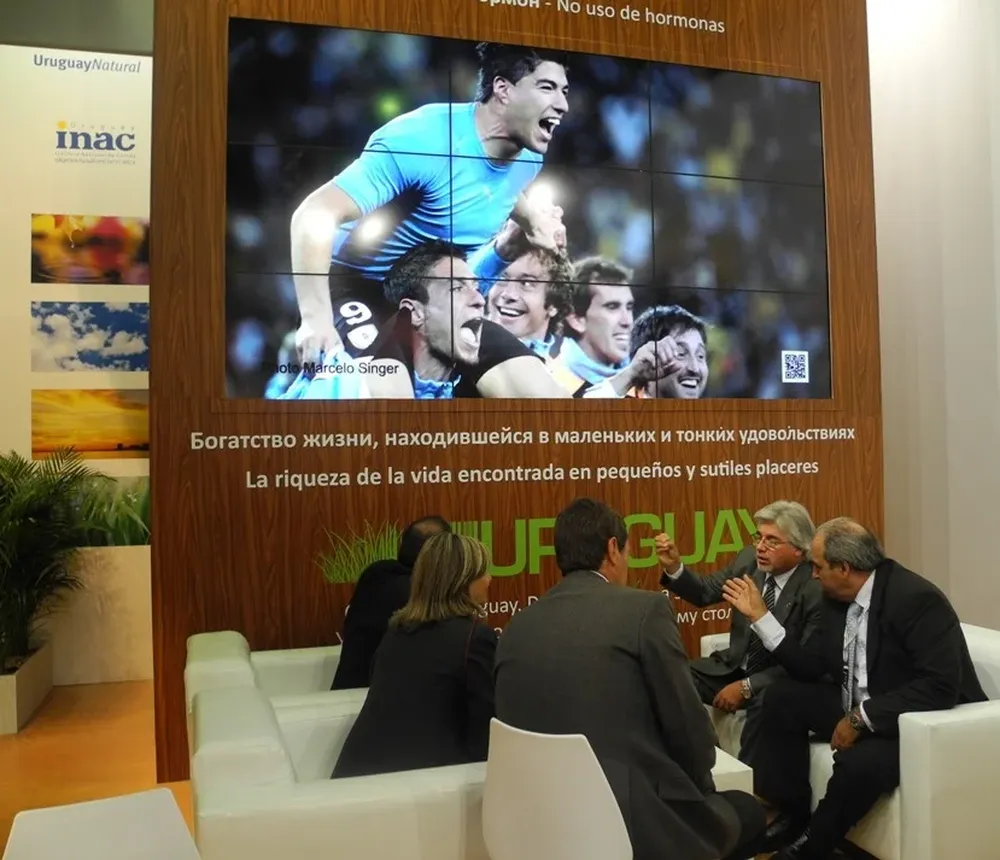 El ministro Aguerre y Fratti en un sector del stand de INAC en la Prodexpo, en Moscú
