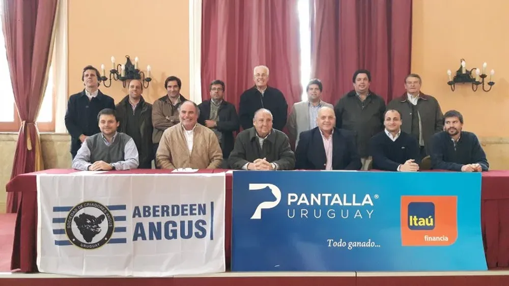 Integrantes de Pantalla Uruguay, de la Sociedad de Criadores de Angus, de banco Itaú y Estudio 3000