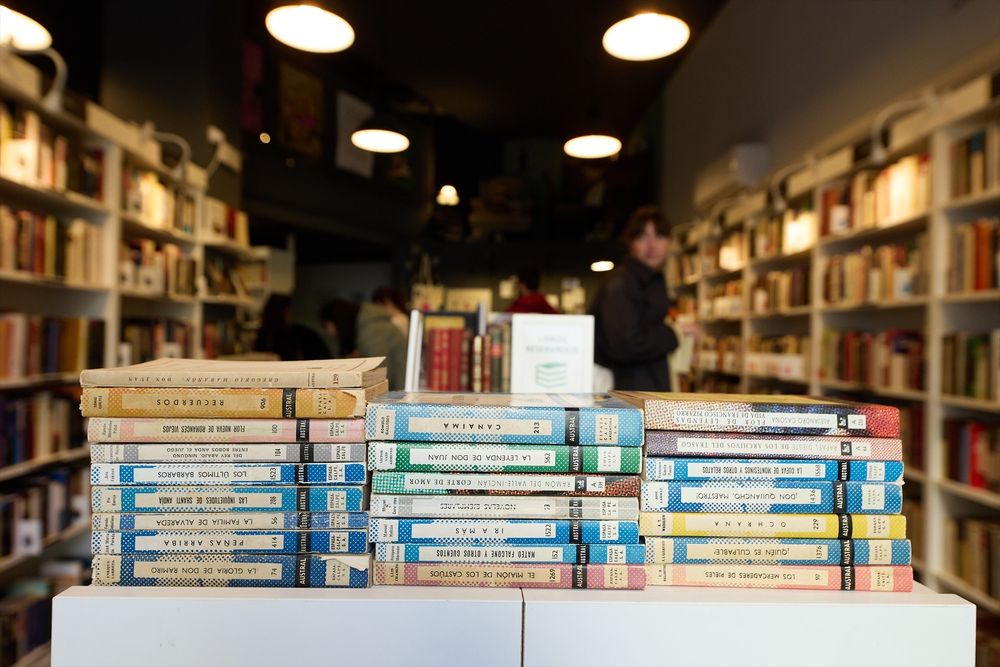 El Día Internacional del Libro es una conmemoración celebrada cada 23 de abril a nivel mundial con el objetivo de fomentar la lectura, la industria editorial y la protección de la propiedad intelectual por medio del derecho de autor.&nbsp;