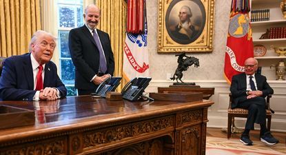 Donald Trump, Rupert Murdoch y el secretario de Comercio, Howard Lutnick, en la Casa Blanca en febrero de 2025.