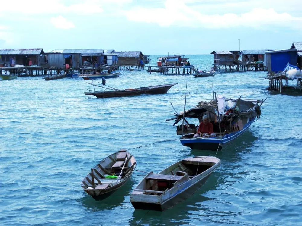 Los bajau viven en aldeas flotantes o como nómadas y dependen de la pesca