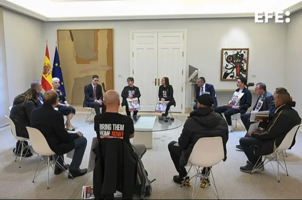 Sánchez recibe a ocho familiares de rehenes israelíes de la organización terrorista Hamás