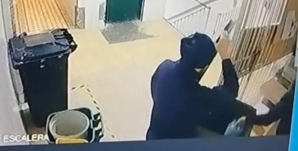 Tres hombres fueron desvinculados tras robar fundas de agua