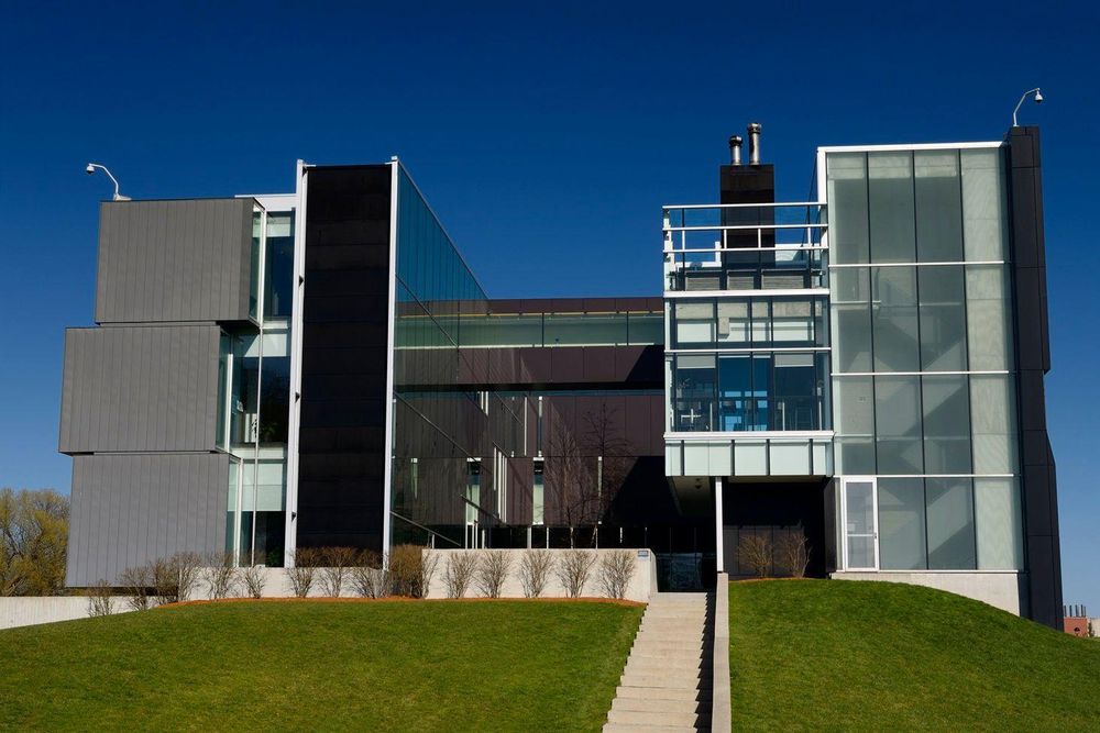 El Instituto Perimeter dice que Pasterski lidera a un grupo que aborda "el problema de unir nuestra comprensión del espacio-tiempo con la teoría cuántica codificando nuestro universo como un holograma".