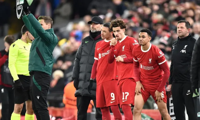 Darwin Núñez momentos antes de ingresar a la cancha, junto a dos compañeros