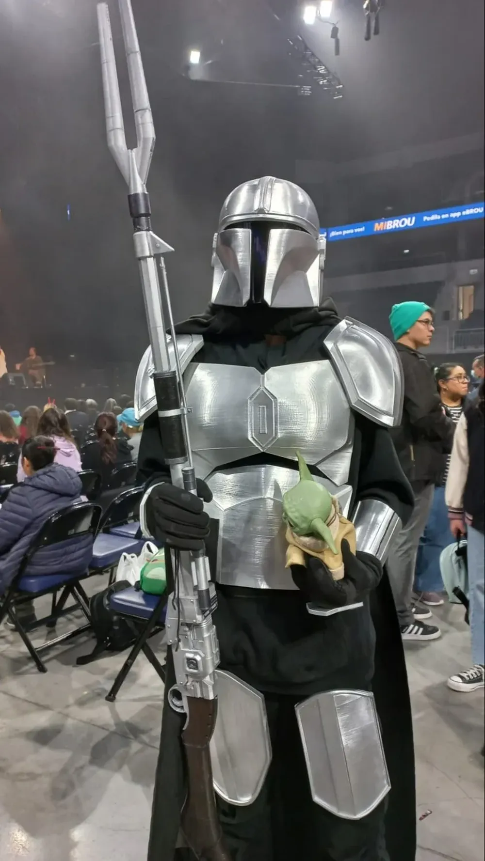 Persona disfrazada de Din Djarin de The Mandalorian