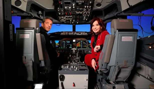 Sergio Massa y Cristina Kirchner, en un simulador de Aerolíneas Argentinas, su última aparición juntos.