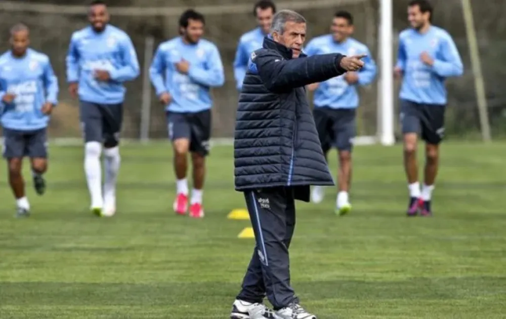 Óscar Tabárez entrena a la selección