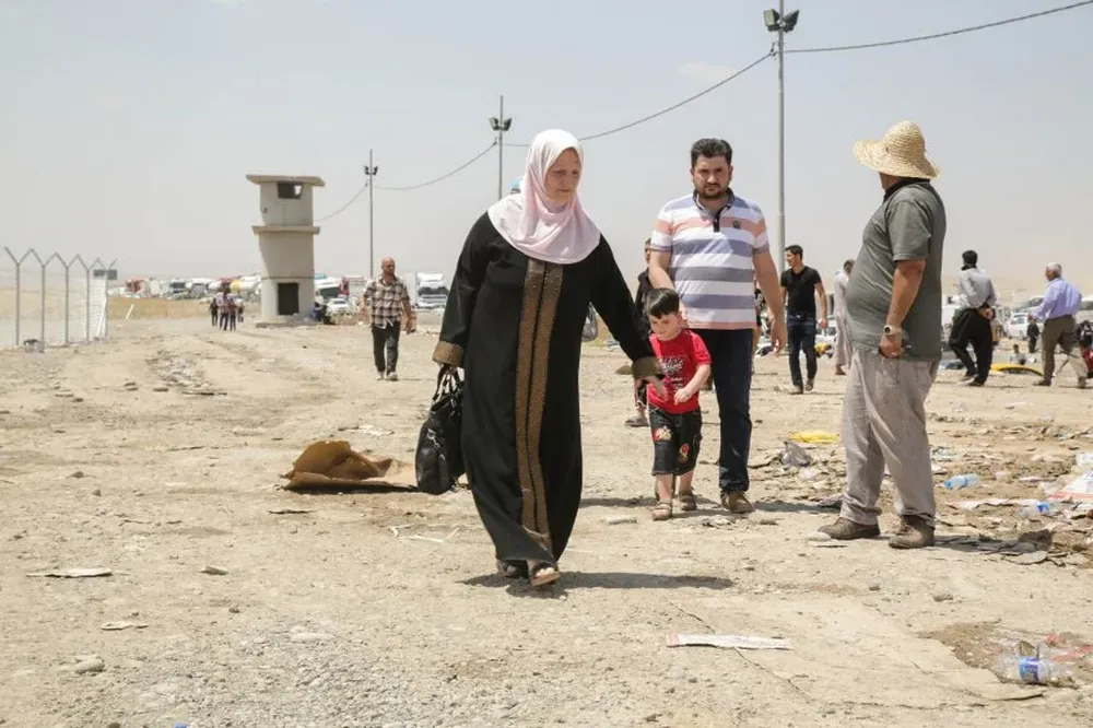 Irakíes escapan de Mosul, en Irak.