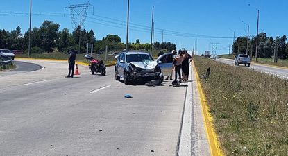 un motociclista murio tras ser embestido de atras por un auto en ruta 102