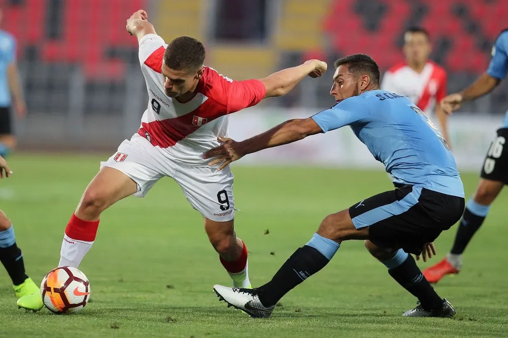 Sebastián Cáceres intenta frenar a un rival