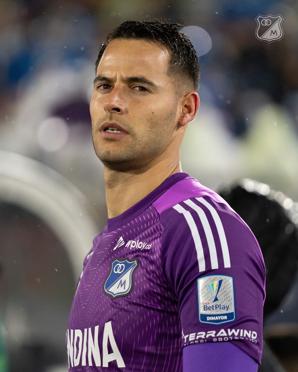 Guillermo De Amores con su nueva camiseta, la de Millonarios de Colombia