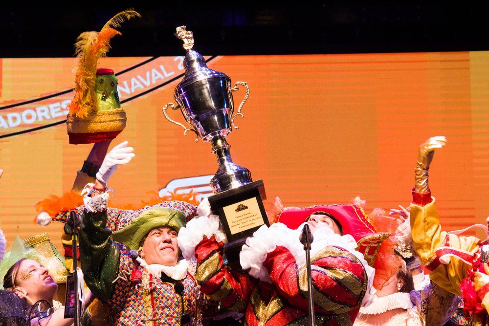 Teatro de Verano: Momosapiens festeja con la copa del campeón del parodismo.