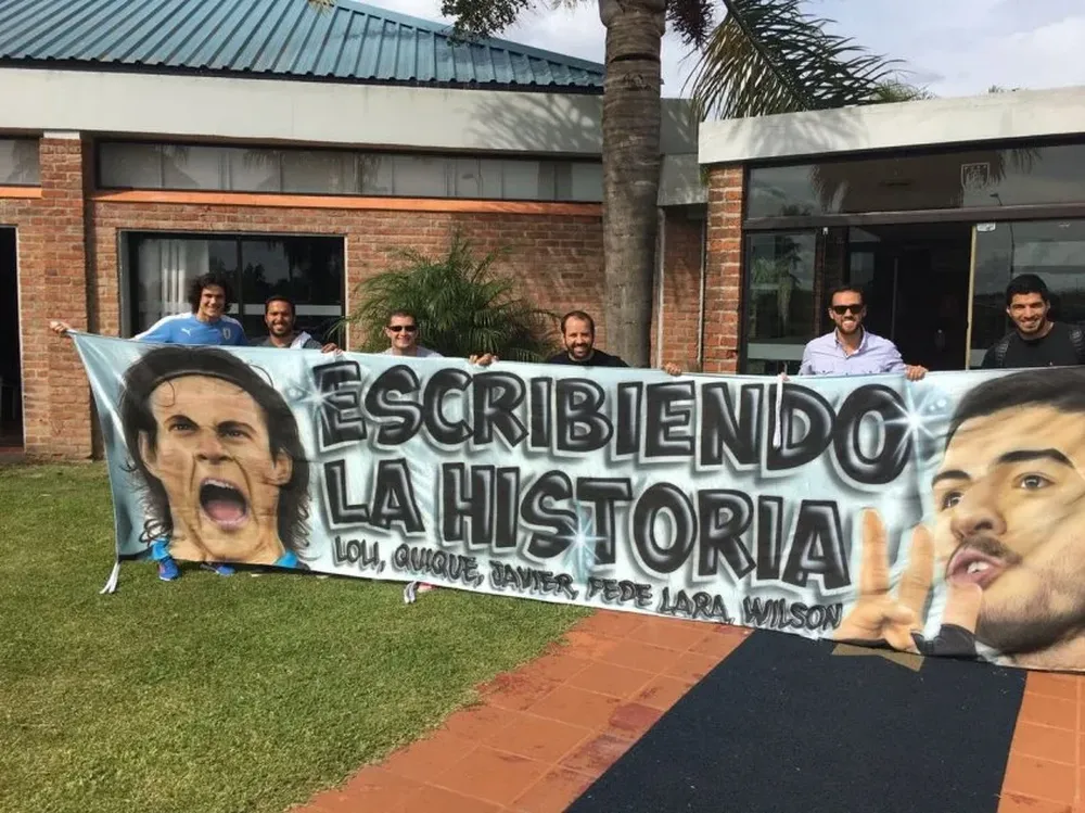La bandera de Cavani y Suárez
