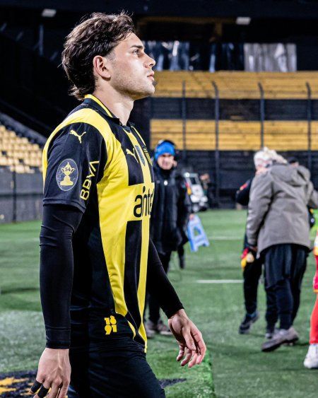 Nahuel Herrera salta a la cancha del Campeón del Siglo que luce vacío, sin hinchas aurinegros, para el debut de Peñarol ante Progreso