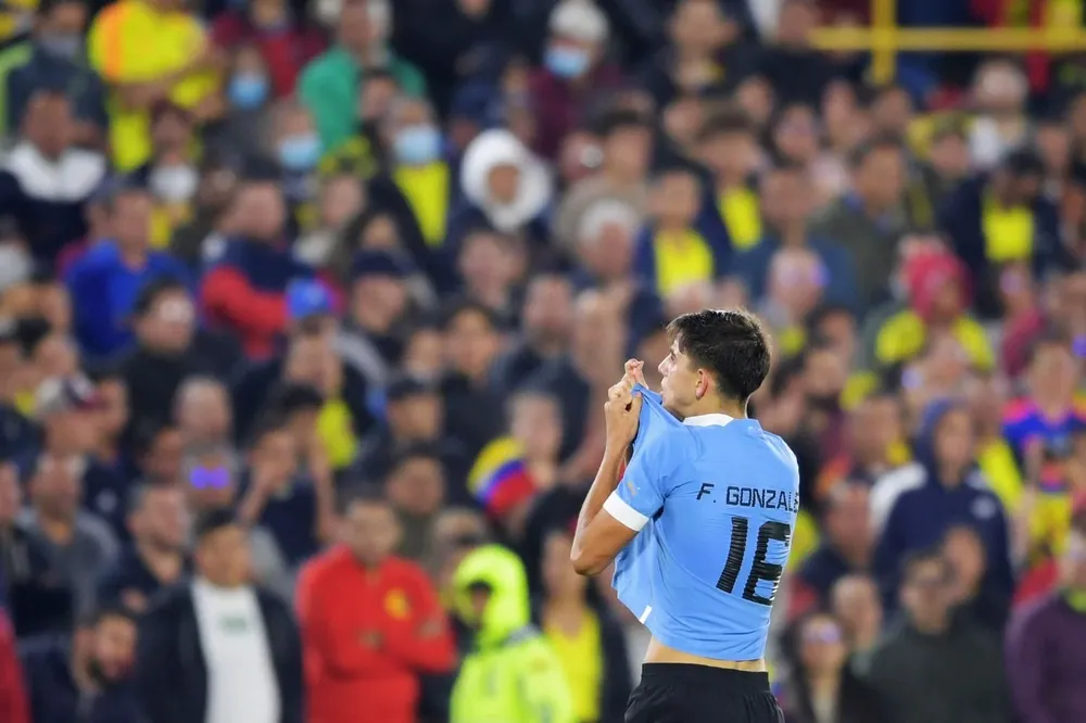 Facundo González y su beso al escudo de Uruguay