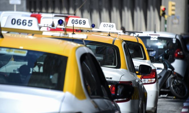 Taxis estacionados en Montevideo.