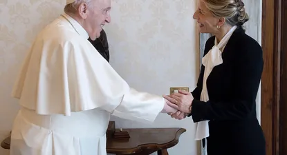 La vicepresidenta segunda del Gobierno y Ministra de Trabajo y Economía Social, Yolanda Díaz (d) y el papa Francisco (i), durante un encuentro en la Biblioteca Apostólica del Vaticano, a 11 de diciembre de 2021.