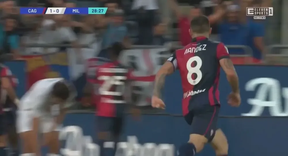 Nández en el festejo de Cagliari