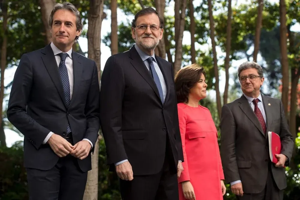 Millo (último a la derecha) junto con el Primer Ministro Rajoy y Soraya Sánchez de Santamaría, en un evento.