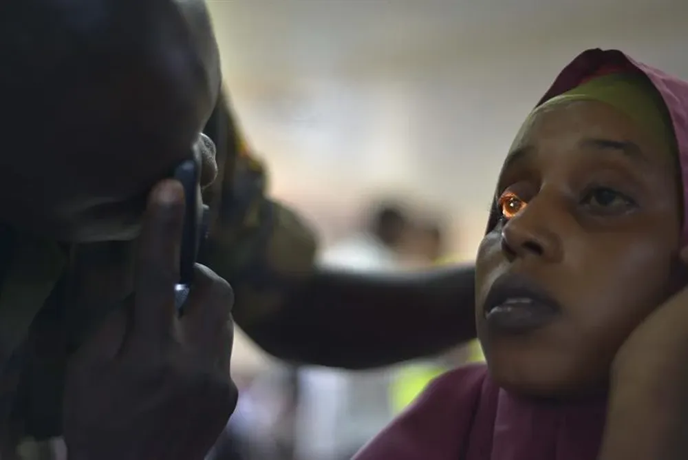 Somalía- Un médico del ejército revisa los ojos de una somalí en Mogadischo