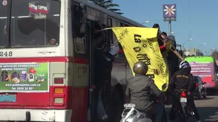 ARCHIVO / Ómnibus de la empresa COETC con las puertas abiertas transportando hinchas.