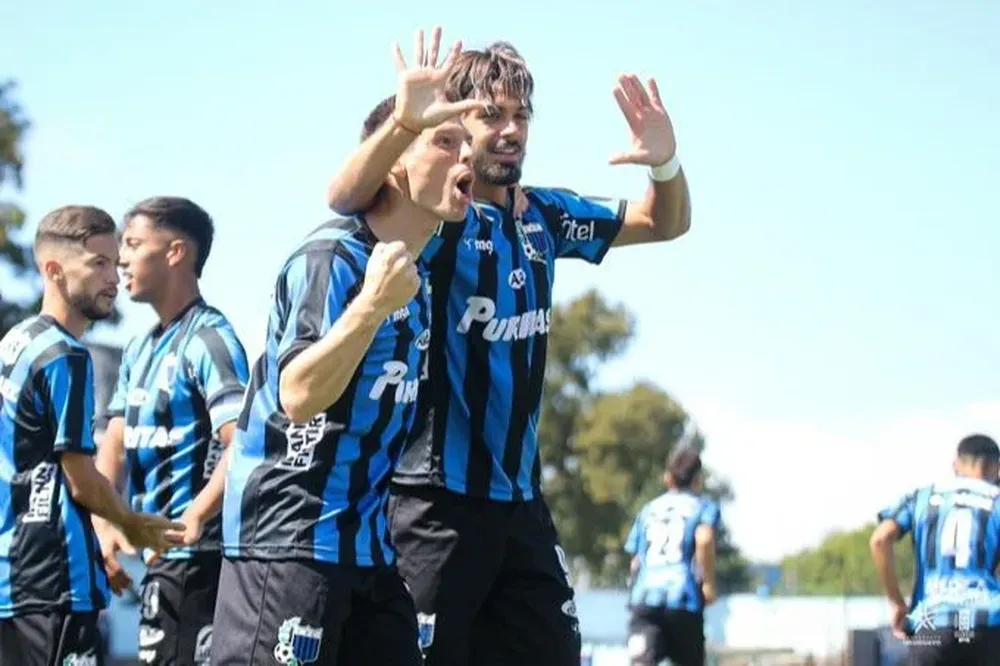 Thiago Vecino y Santiago Romero con la camiseta de Liverpool