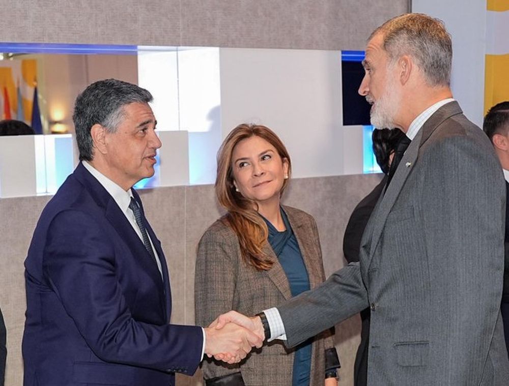 El saludo de Jorge Macri el rey Felipe VI en la cumbre de alcaldes de la Unión de Ciudades Capitales Iberoamericanas, en Madrid. TWITTER