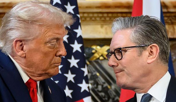 A Trump su relación con Epstein parece no haberle afectado, mientras que Starmer podría perder su puesto por un pederasta al que no conoció.