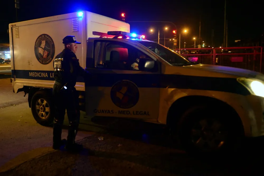 Penitenciarios ingresaron al penal de Guayas para retirar las cuerpos de los sicarios asesinados