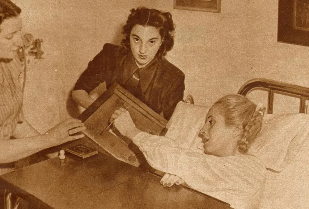 Eva Duarte de Perón votando en el hospital el 11 de noviembre de 1951