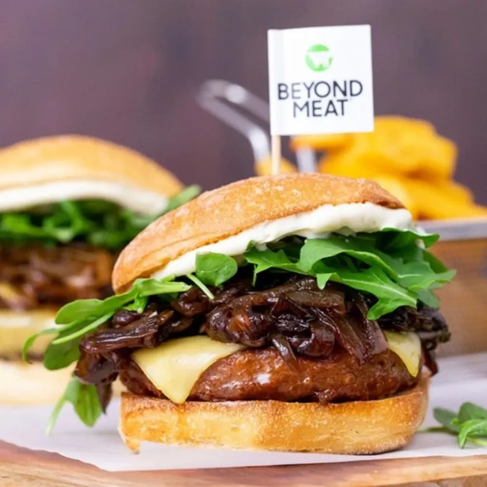 Empresas comenzaron a mezclar ingredientes de origen vegetal como soja y otros granos con 20% de células de carne cultivada para hacer una hamburguesa “híbrida”.