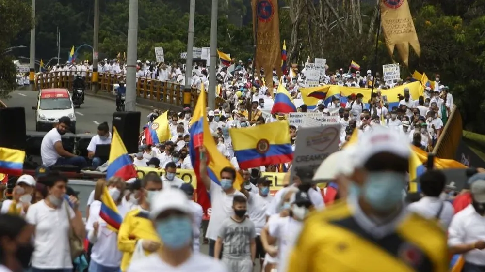 Las protestas generan más protestas, pero en contra del paro nacional; se visten de blanco