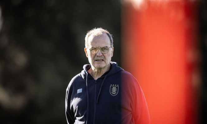 Marcelo Bielsa en la práctica de la selección de Uruguay