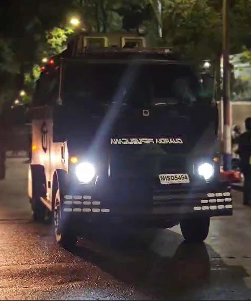 Vehículo blindado durante un operativo