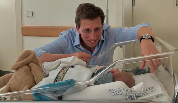 El alcalde de Madrid, José Luis Martínez Almeida y su hijo Lucas, recién nacido.
