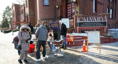 Voluntarios y personal de la iglesia repartieron café, bocadillos y calentadores de manos en esta iglesia de Mineápolis el domingo.