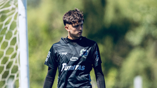 Lucca Rodríguez, golero juvenil de Liverpool