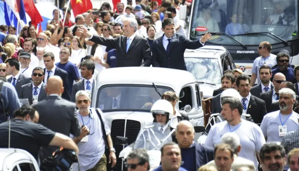 Vázquez y Sendic recorrieron Avenida Libertador sobre una camioneta Fordson