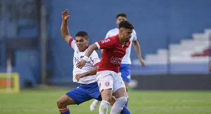 Gonzalo Vega y Brian Ocampo, durante el partido Rentistas-Nacional del Clausura.